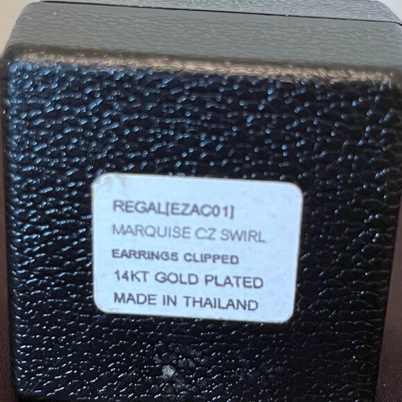 Beautiful 14K Gold Plated Flower Earrings - Picture 4 of 4